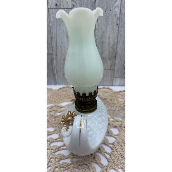Vintage Mini Oil Lamp Aladdin Genie Porcelain Gold and White Tilso Japan - Picture 4 of 8